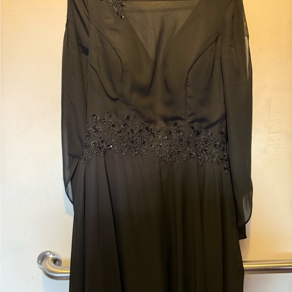 Chic Black Long Sleeve Dress with Floral‎ Detail